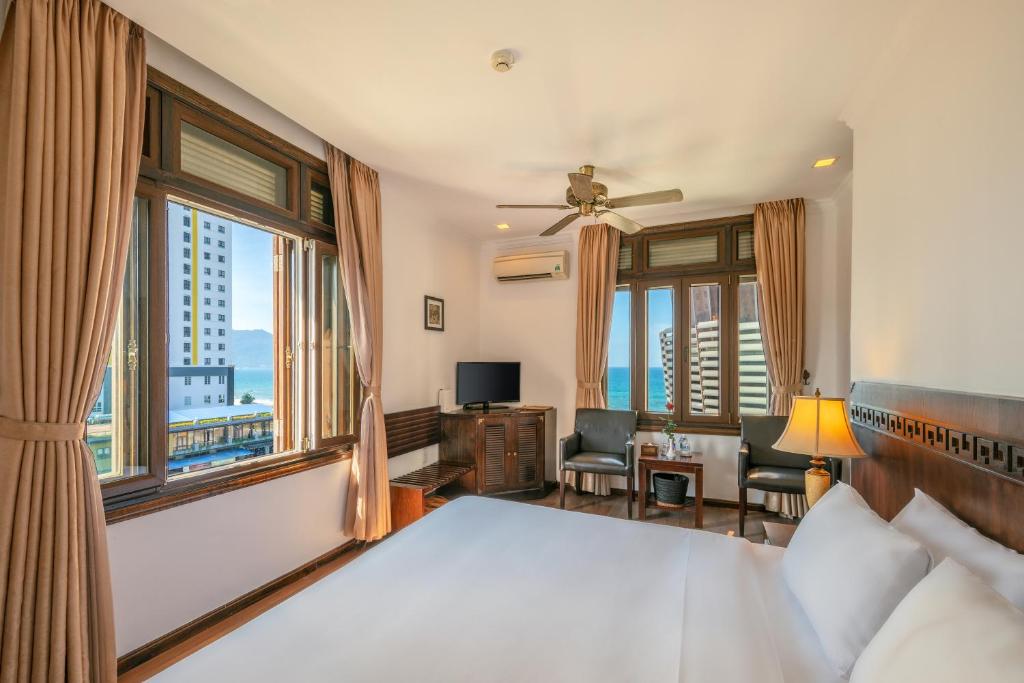 岘港楚酒店 的一间卧室设有一张床和一个大窗户