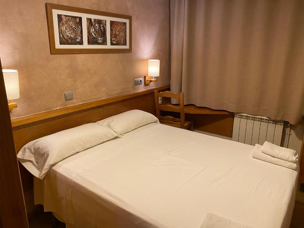 卡德德乌HOSTAL GALICIA CARDEDEU的卧室配有白色的床和窗户。