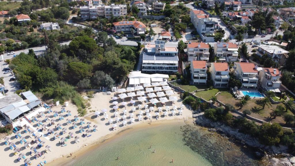 帕雷恩特西菲基昂Porto Palio Beach Hotel的享有海滩的空中景致,配有遮阳伞和椅子