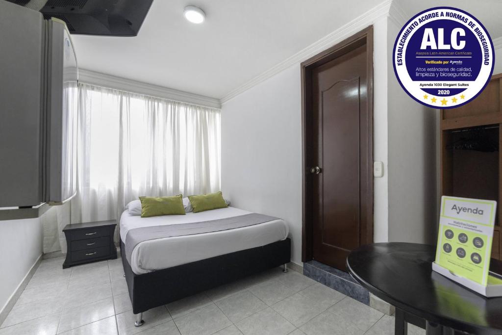 波哥大Ayenda 1030 Elegant Suite的一间小卧室,配有一张床和一张桌子