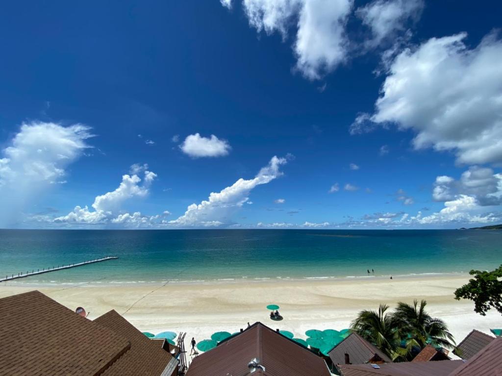 沙美岛沙美岛心萨姆特酒店的享有棕榈树海滩和大海的景色