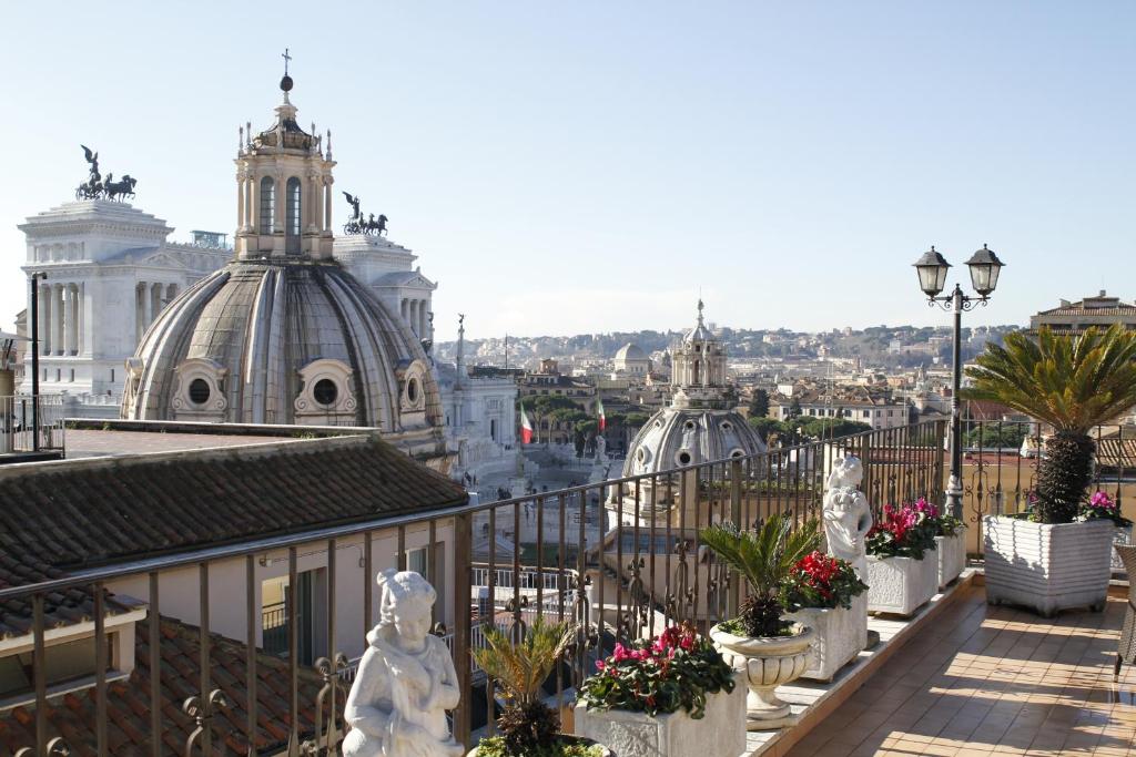 罗马佩斯埃尔维缇亚酒店的从大楼的阳台上可欣赏到城市景观