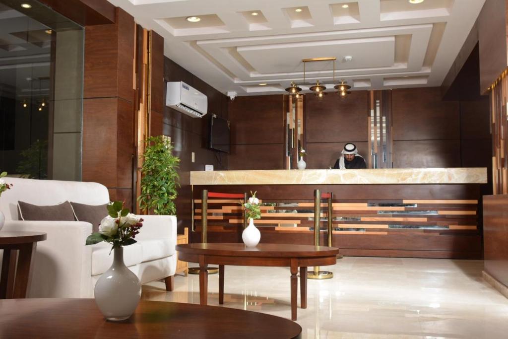 艾卜哈Dar Telal Hotel suites的酒店大堂,设有前台
