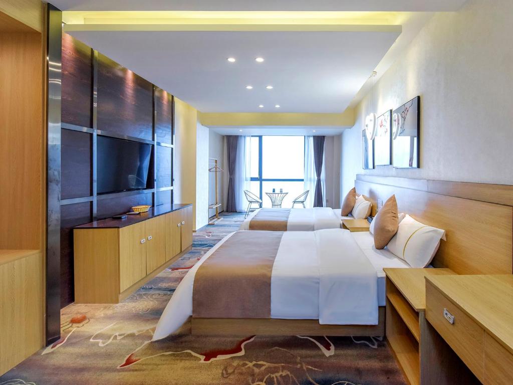 重庆重庆偶然间江景酒店（洪崖洞店）的酒店客房设有两张床和一台平面电视。