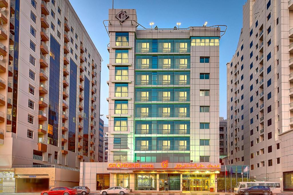 迪拜阿尔巴沙俊宏酒店的一座高大的建筑,上面有钟