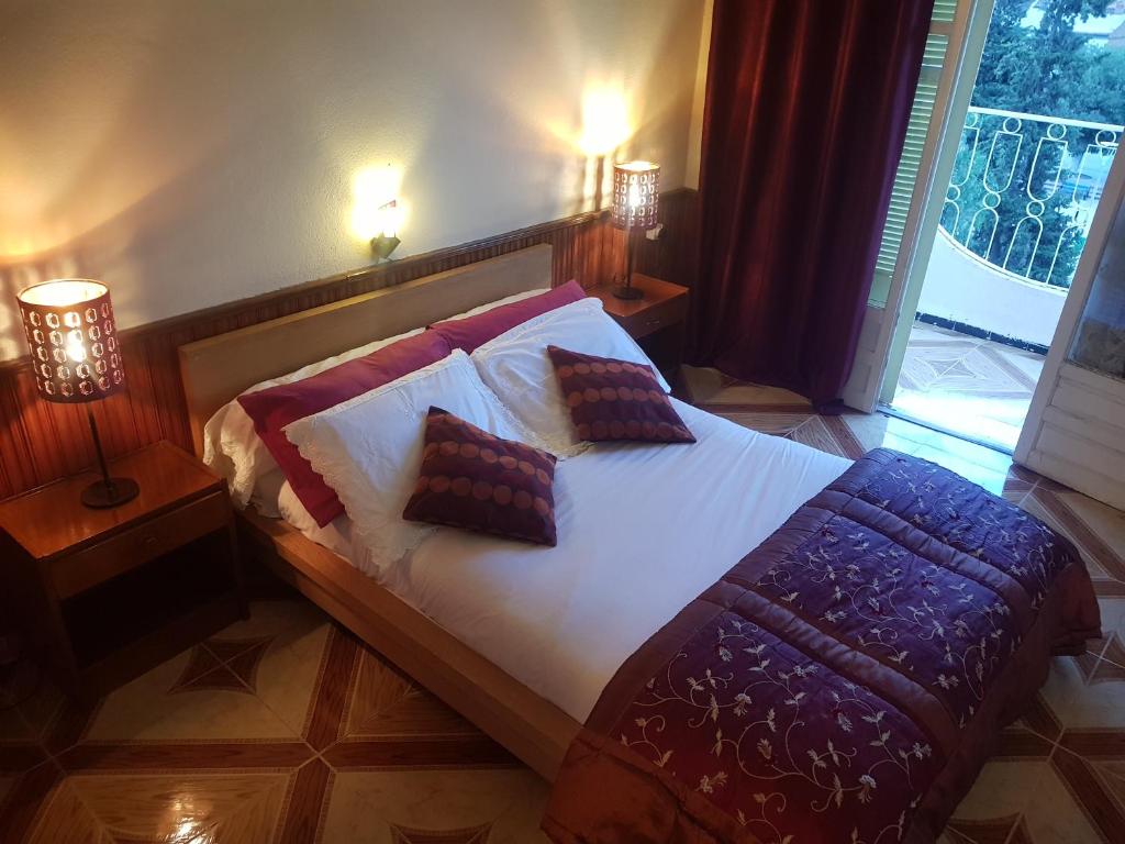 巴特纳Hotel el Hayat的一间卧室配有一张带两个枕头的床