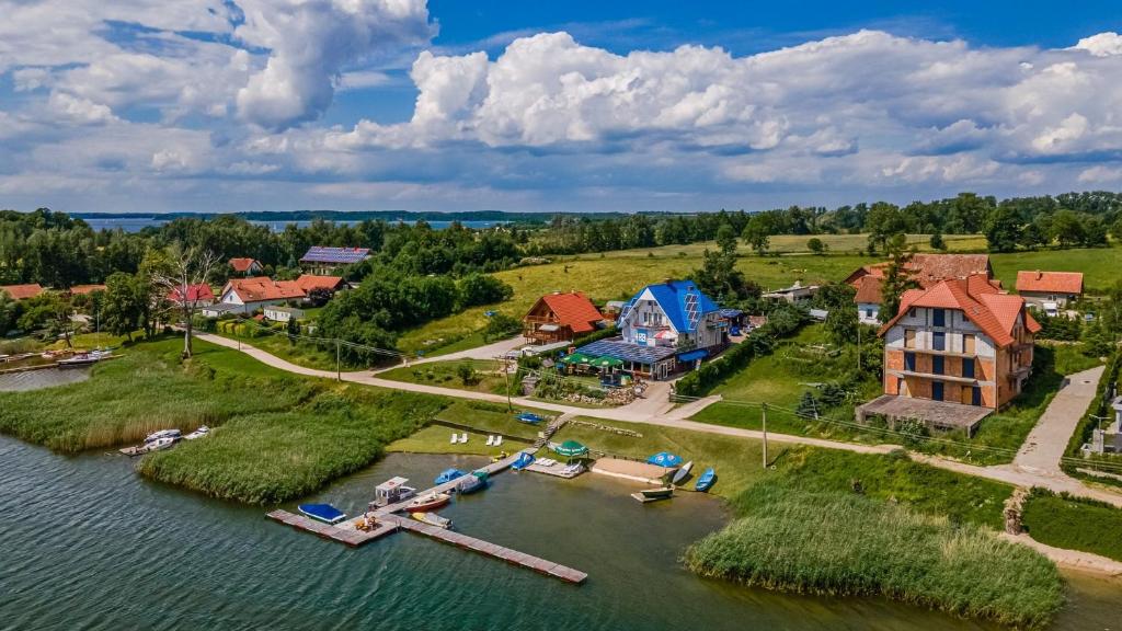 文戈热沃Niebieska Tawerna的水面上岛上房屋的空中景观