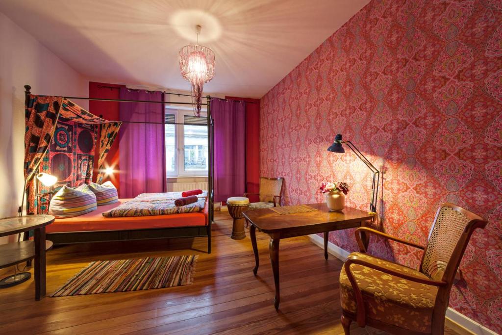 卡尔斯鲁厄bKarlsruhe.de的一间卧室配有一张床、一张桌子和一张桌子。