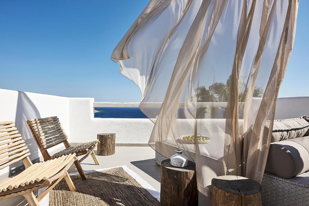 普拉迪斯亚罗斯帕雷蒂亚姆酒店的卧室设有海景阳台。