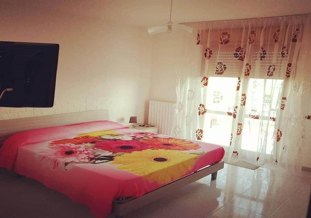 庞特卡格纳诺Vista Volo的一间卧室配有一张带花毯的床