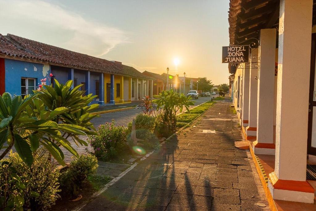 特拉科塔尔潘Hotel Doña Juana的城镇中一条有读酒店图案的街道