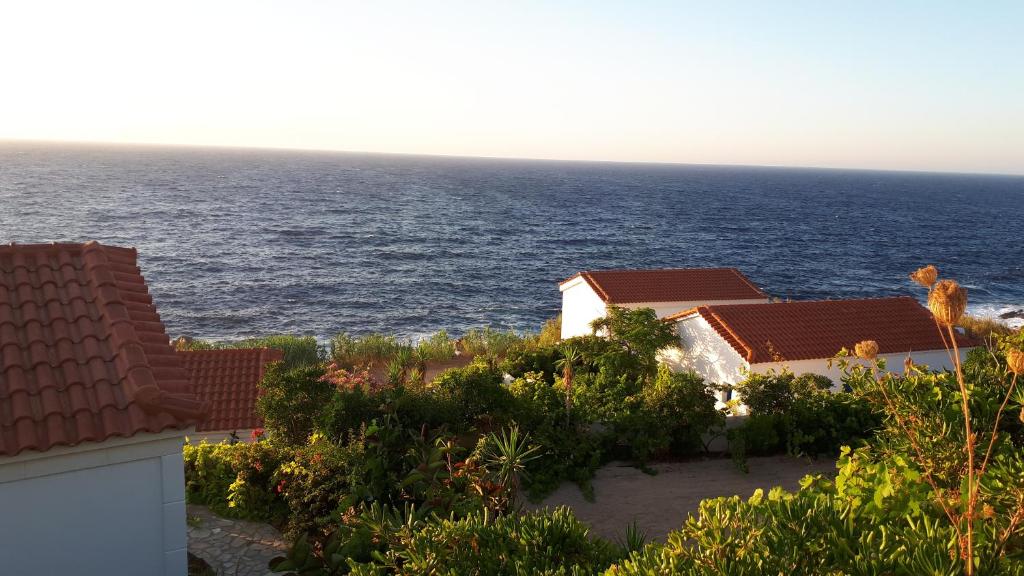 阿梅尼斯蒂斯Muses sea view bungalow的从大楼内可欣赏到海景