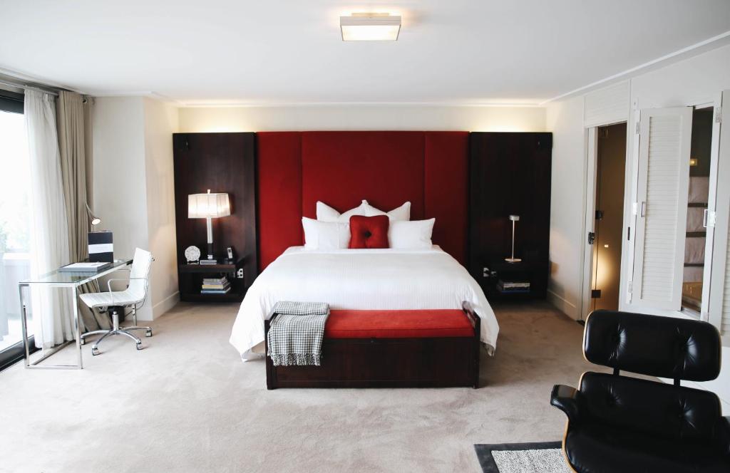皇后镇石塔酒店的一间卧室配有一张大床和红色床头板