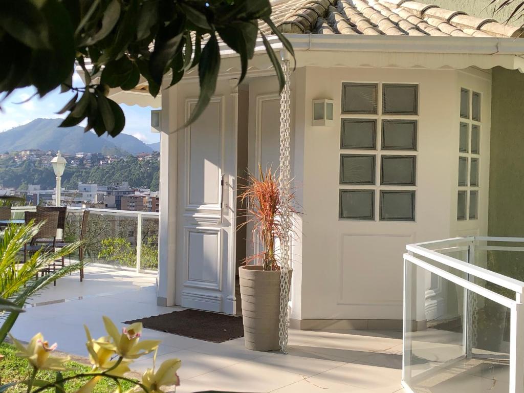 特雷索波利斯Aconchegante casa com piscina e lazer completo的带阳台的房子上的白色门