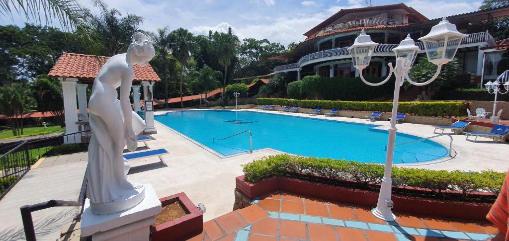 马蒂诺Spa及度假酒店内部或周边的泳池