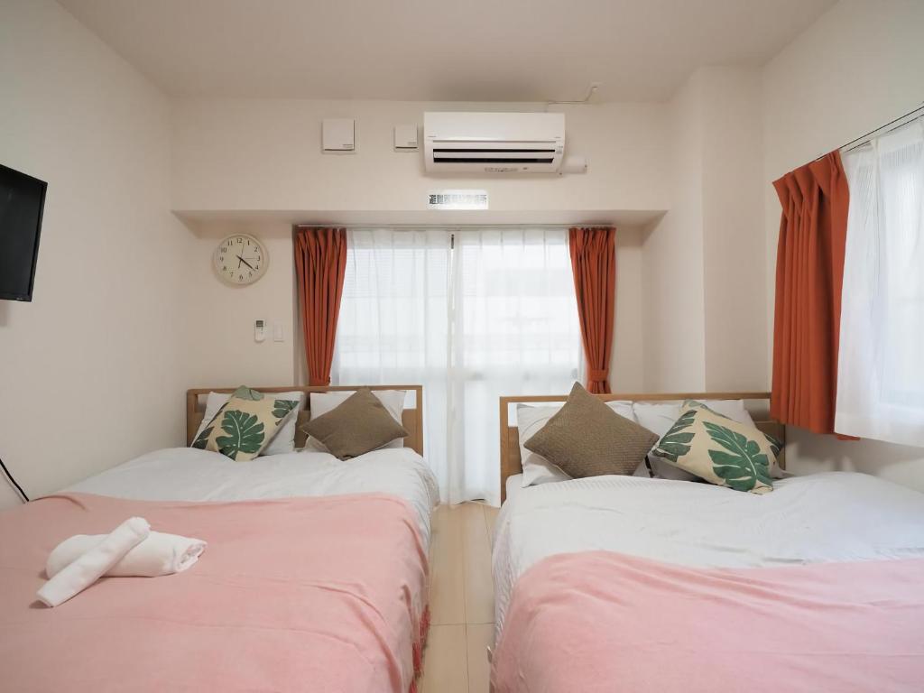 那霸Daruma apartment 403的客房设有两张床和窗户。