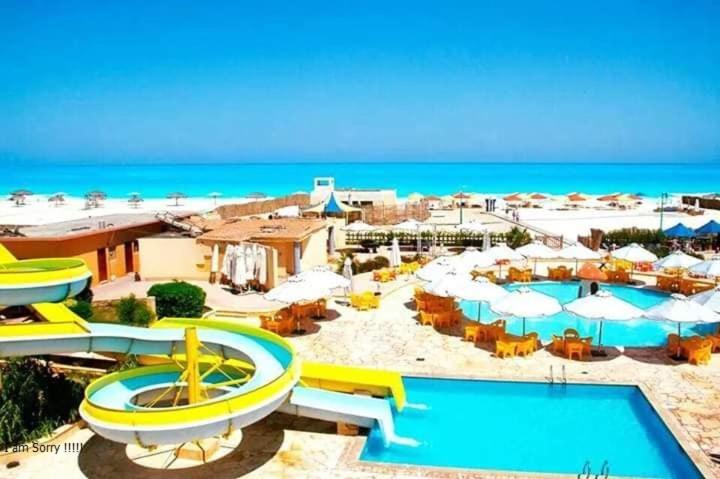 Dawwār Abū Duray‘ah ‘Abd al KarīmGreen Leaves Hotel的一个带游泳池和海滩的度假胜地