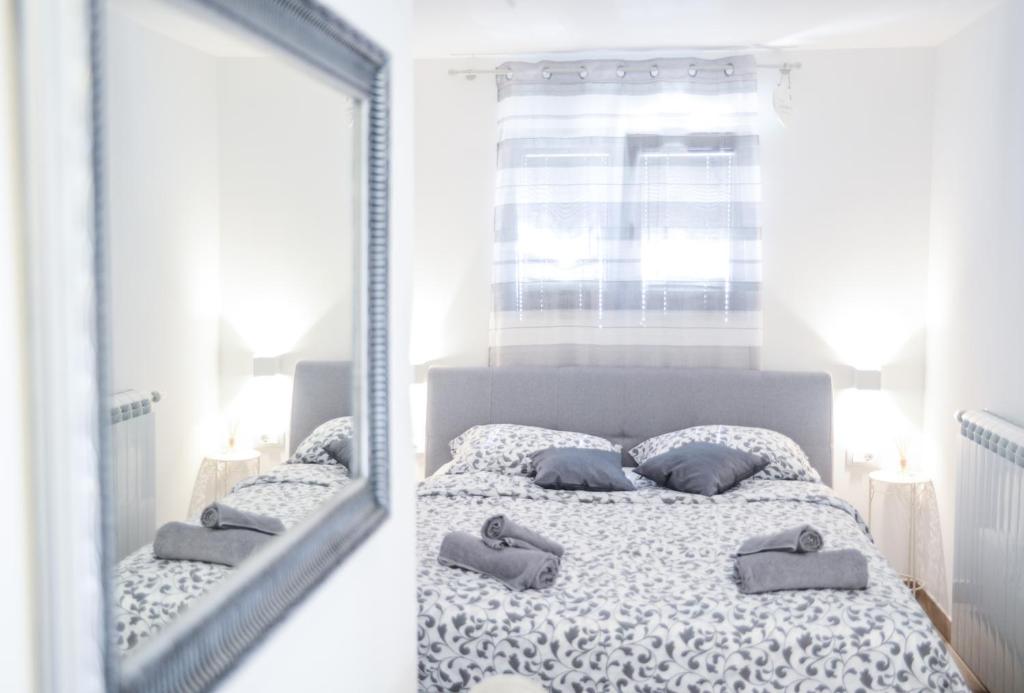 罗维尼Modern getaway Studio for two的卧室内床的镜子反射