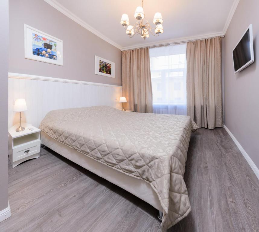 圣彼得堡Chalet de Provence的一间卧室设有一张大床和一个窗户。