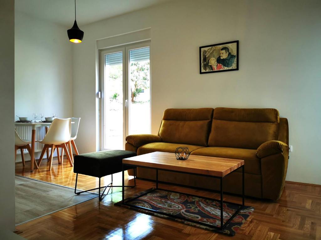 特雷比涅SERTINI Apartment的带沙发和咖啡桌的客厅
