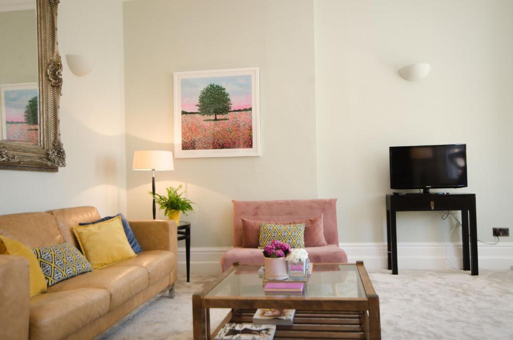 布莱顿霍夫Seaview Mansion Apartment - Central Hove with PARKING的客厅配有沙发和桌子