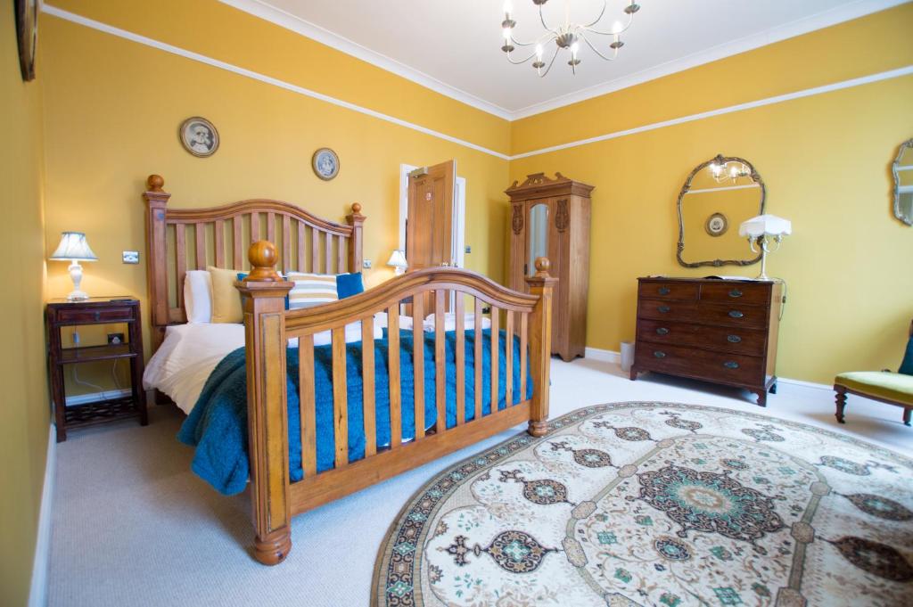 切尔滕纳姆The Portland Guesthouse的一间卧室配有婴儿床和梳妆台