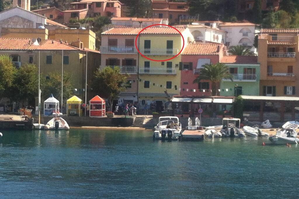 吉廖港La Casa di Principino的一群船在水体中,有建筑物