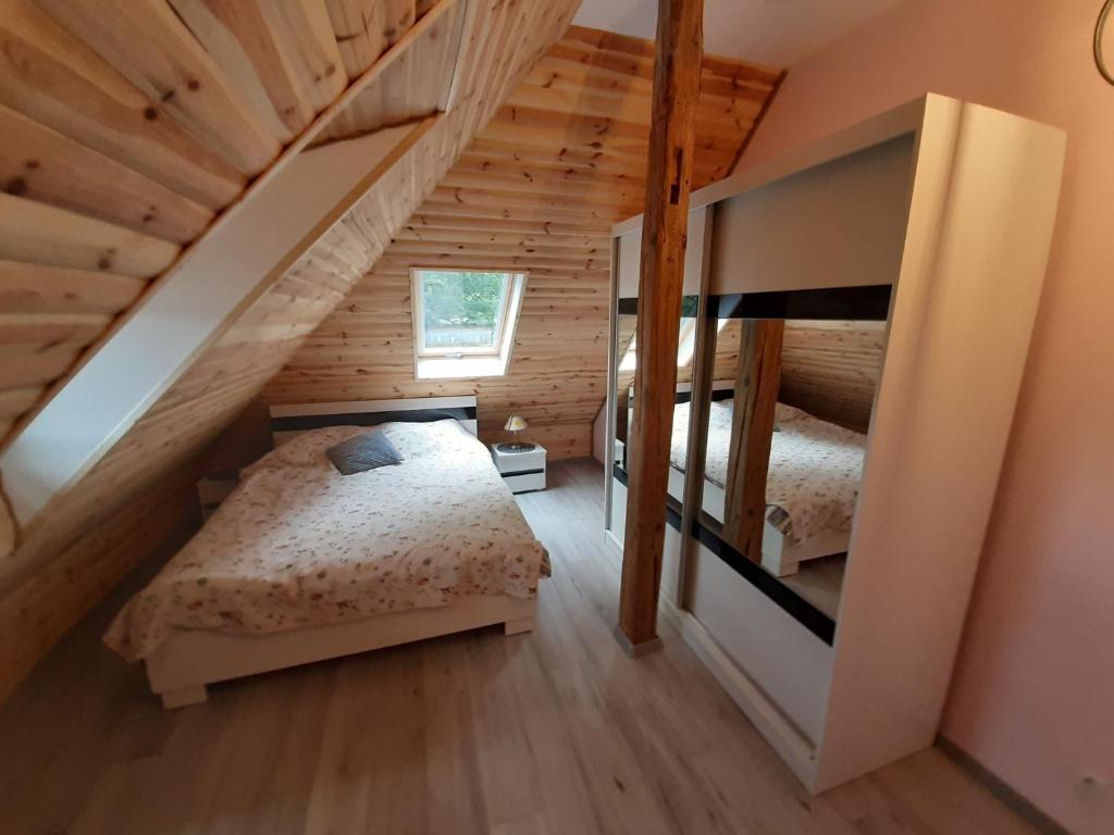 希维拉杜夫-兹德鲁伊Apartament Górski Raj的阁楼上的卧室配有两张床