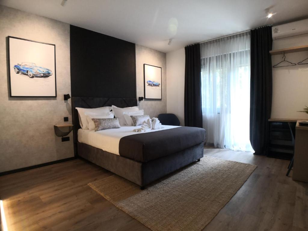 斯普利特Scuderia Split Rooms的一间卧室设有一张床和一个大窗户