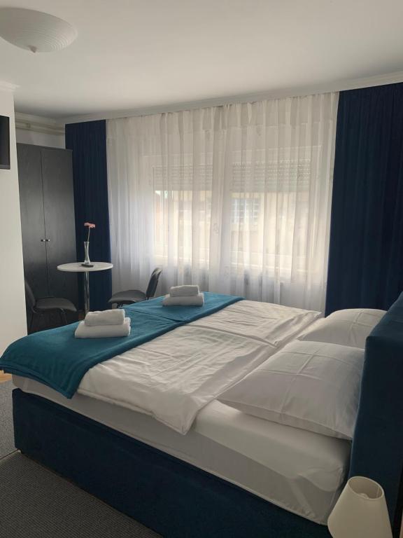 赛斯韦泰斯特拉客房住宿加早餐旅馆的一间卧室配有一张带蓝白色床单的大床