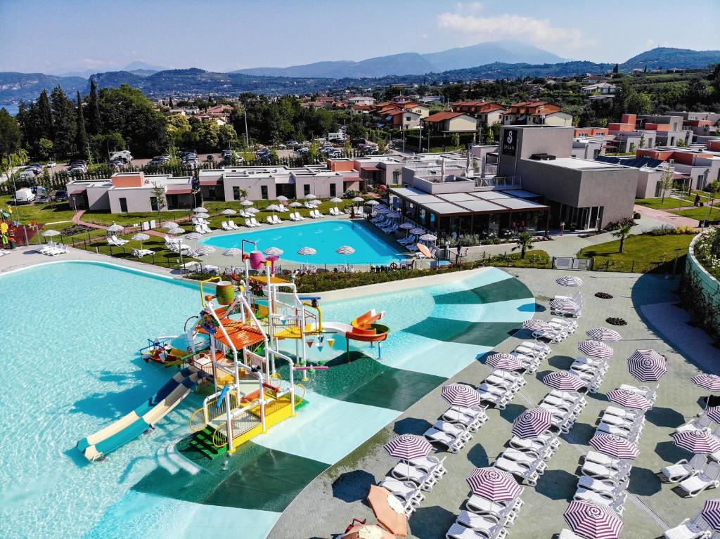巴多利诺Sisan Family Resort的享有度假村游泳池的空中景致