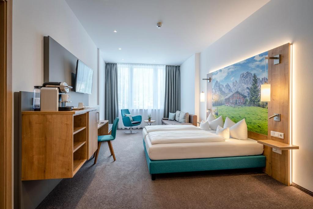巴特莱辛哈尔巴特赖兴哈尔阿瓦隆酒店的配有一张床和一张书桌的酒店客房