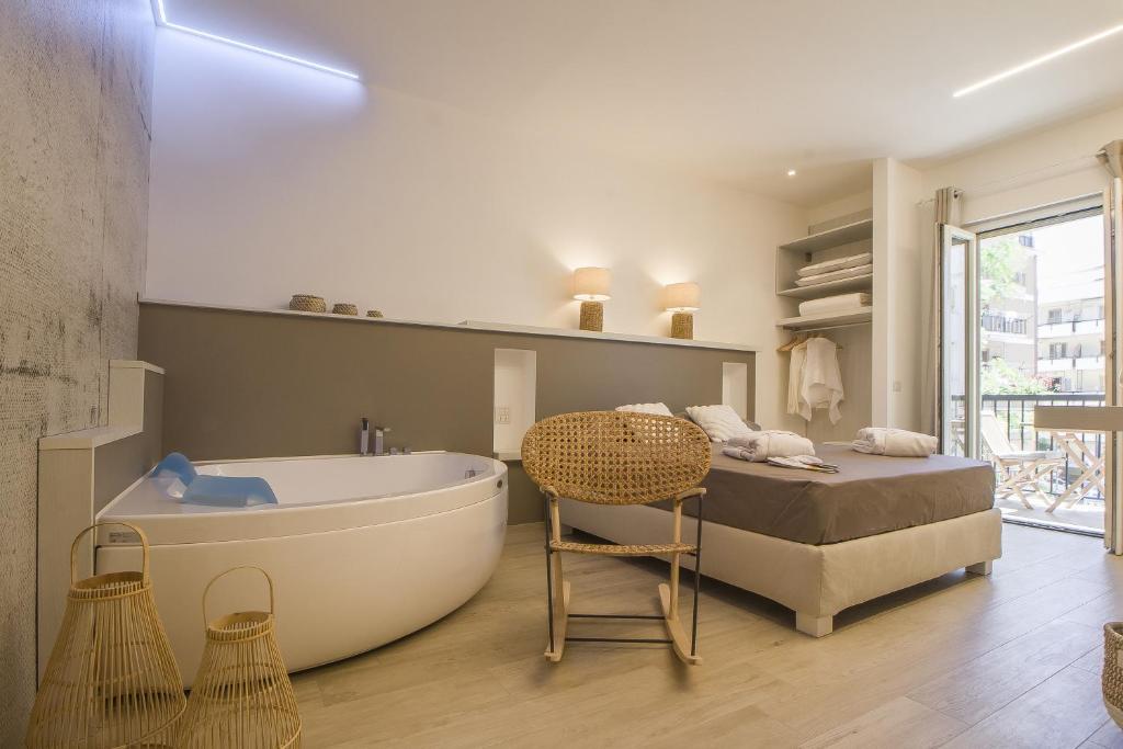 维耶斯泰Primopiano Luxury Accommodations的带浴缸、床和桌子的浴室