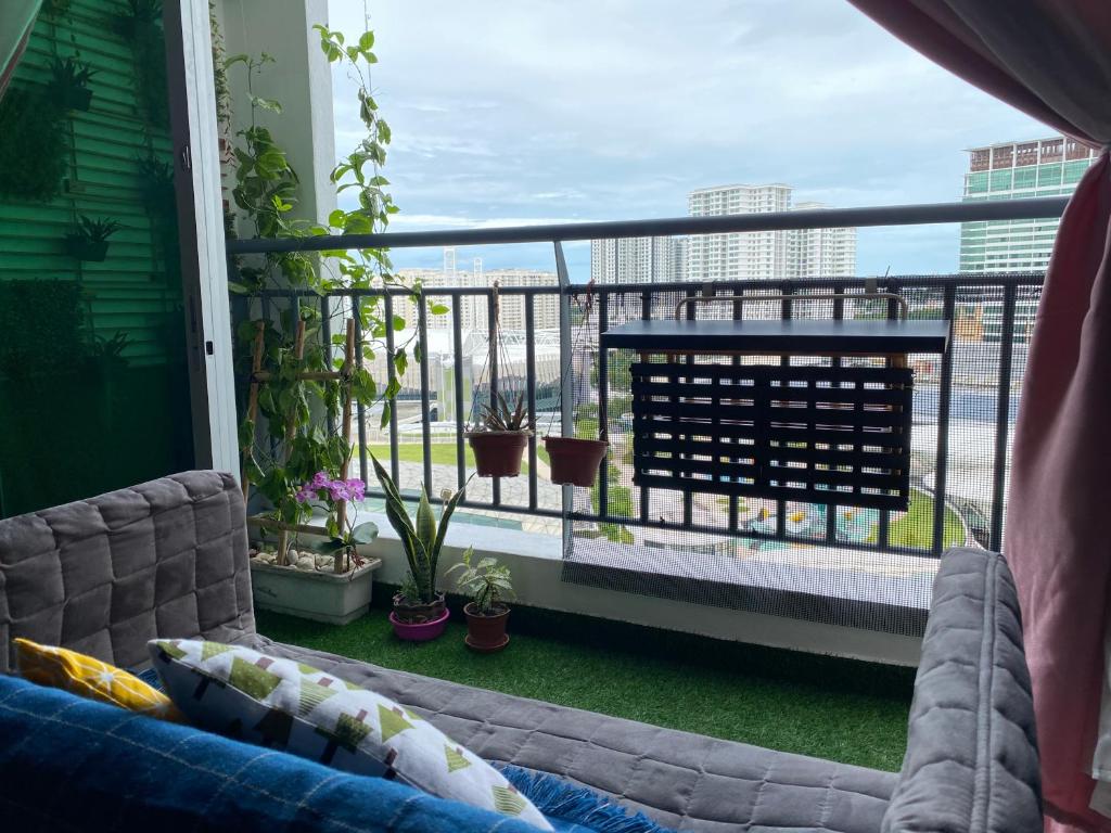 峇六拜TR Penang House for Large Family Getaways的阳台配有沙发,享有城市美景