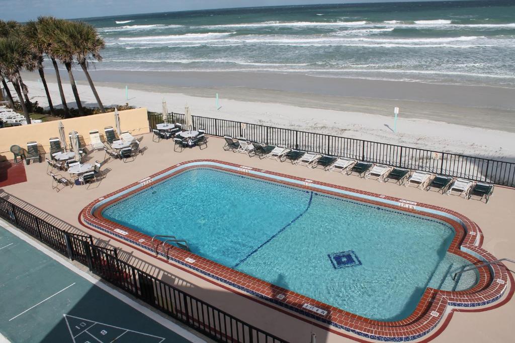代托纳海滩格兰德普利克斯海滨汽车旅馆的享有游泳池和海滩的上方景色