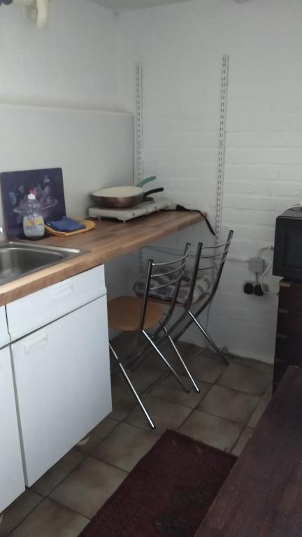 诺德施泰特Bel Air的厨房配有带2把椅子和1张桌子的柜台