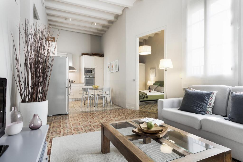 巴塞罗那Ola Living Gaudi的客厅配有沙发和桌子