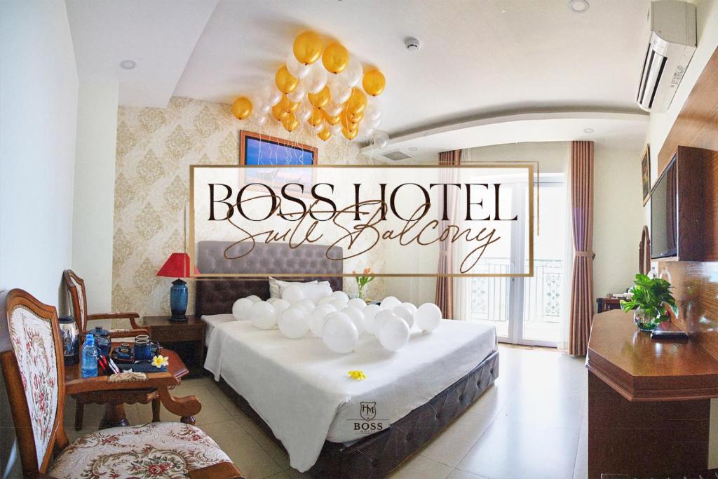 芽庄Boss Hotel的一间房间,床上标有阅读老板酒店和送货的标志