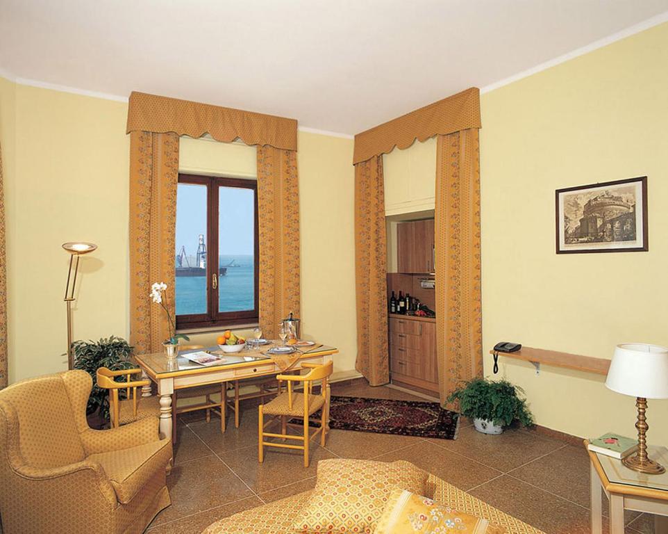 安科纳Residence Ancona的客厅配有桌子和椅子