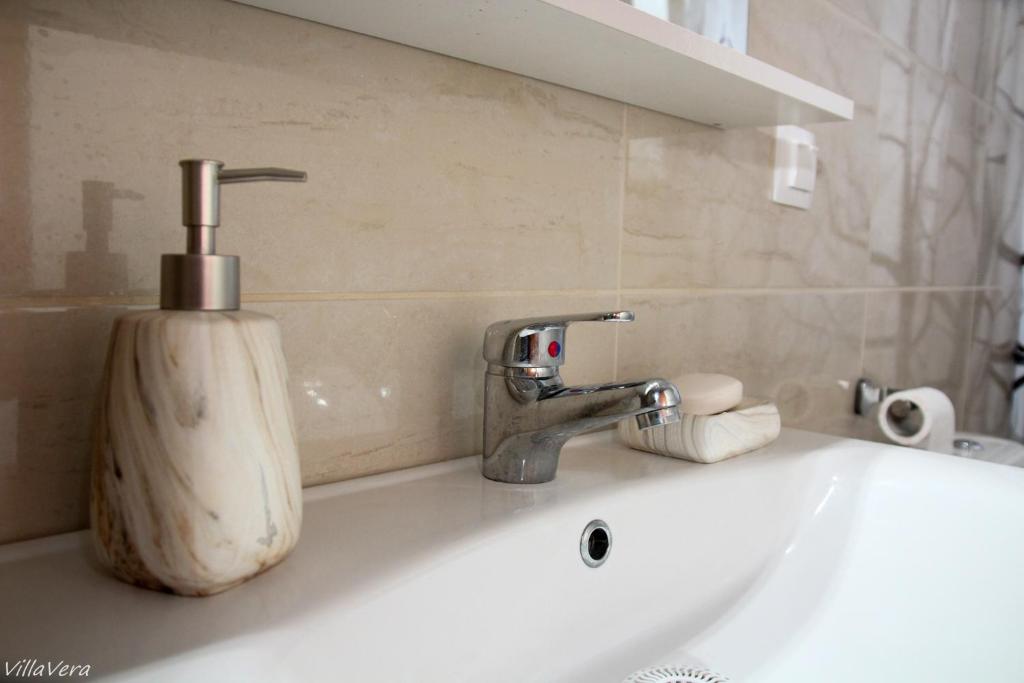 尼基季Luxury Apartment的浴室水槽和肥皂机
