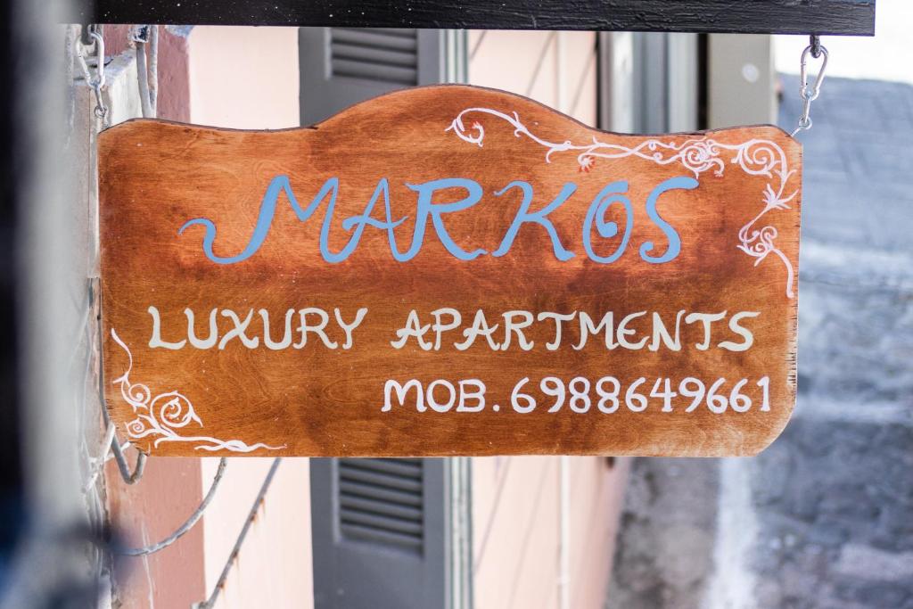 科罗尼MARKOS LUXURY APARTMENTS的金刚石公寓标志