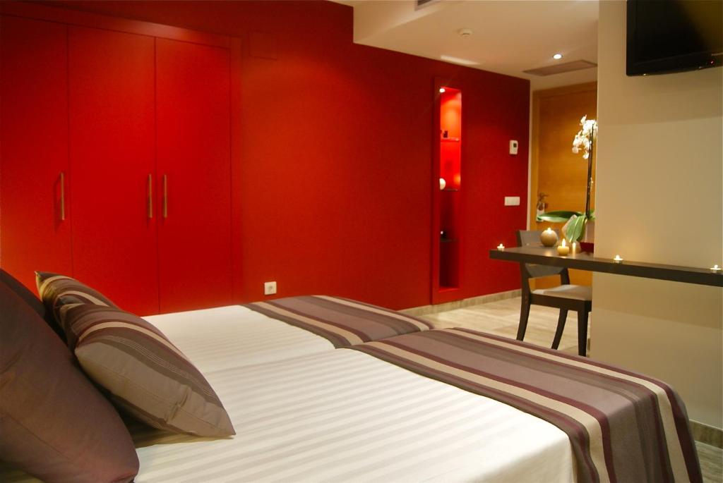Tapis肯马赫餐厅住宿旅馆的一间卧室配有红色橱柜、一张床和一张书桌
