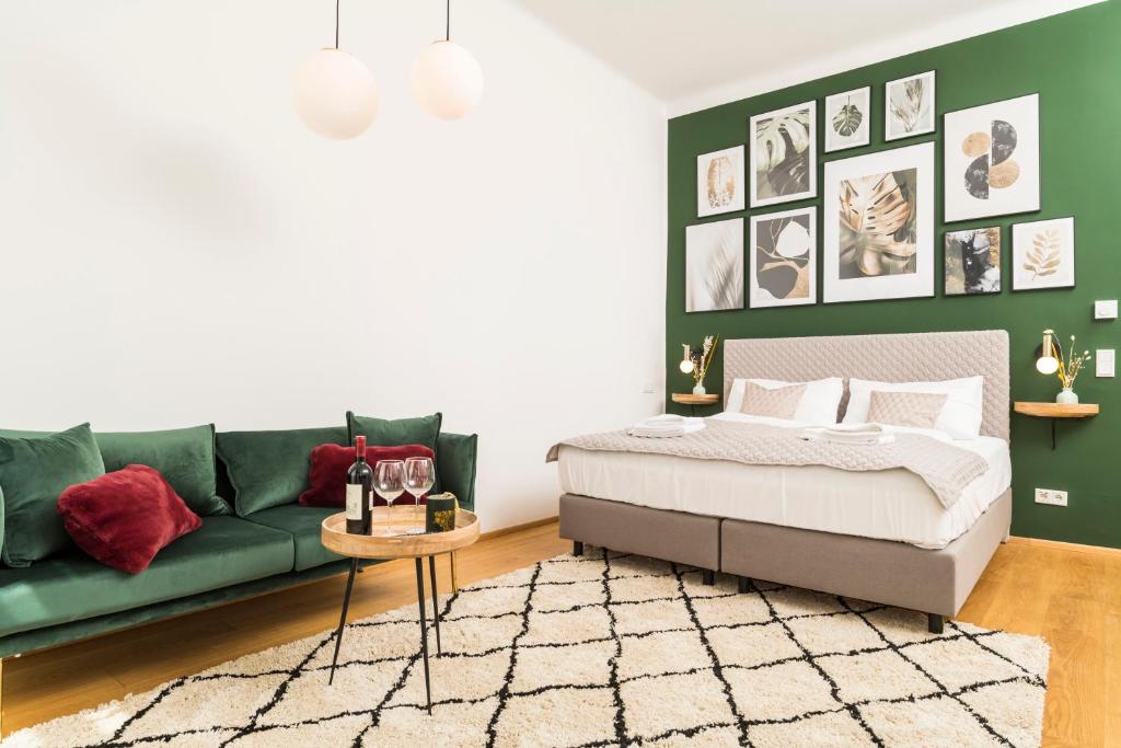 维也纳Mint@Naschmarkt Premium Apartments的客厅配有床和绿色沙发