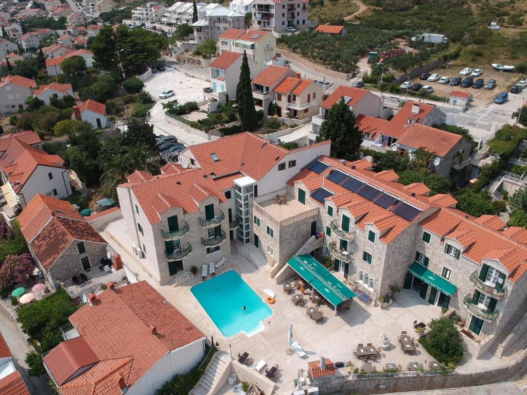 波尔Hotel Ivan Dujmović Dvori的享有带游泳池的建筑的空中景致