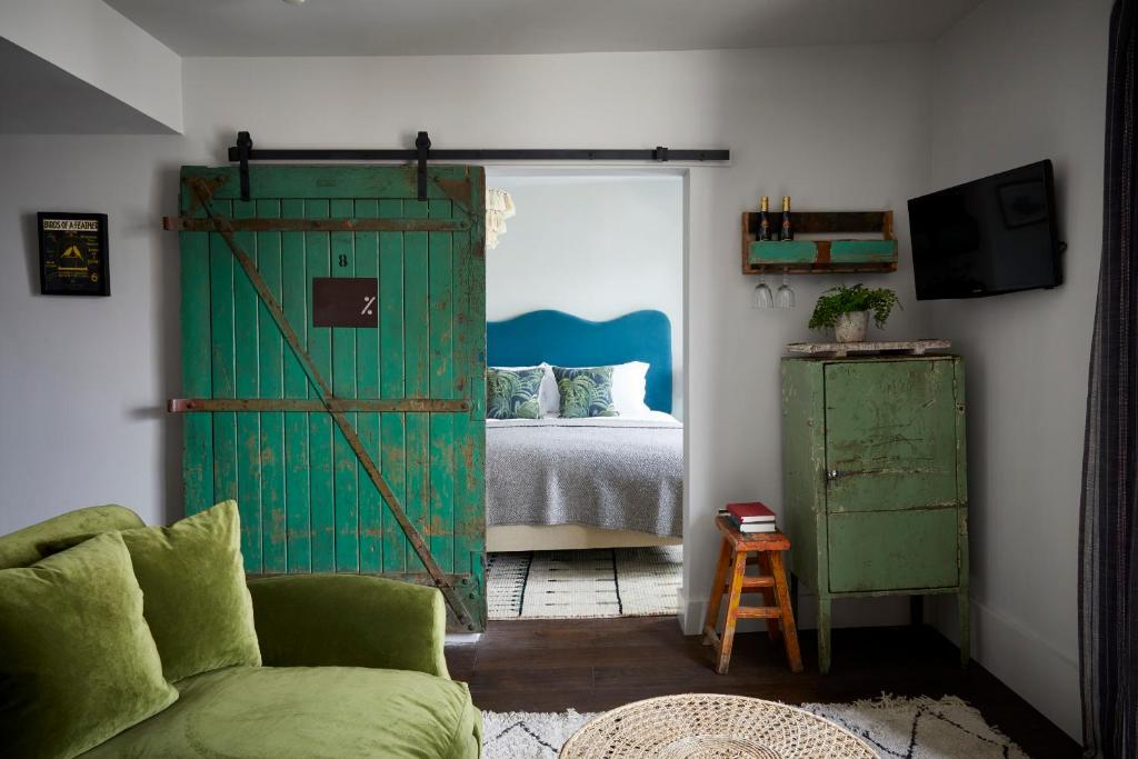 彭赞斯康沃尔艺术家酒店的一间卧室设有绿门和一张床