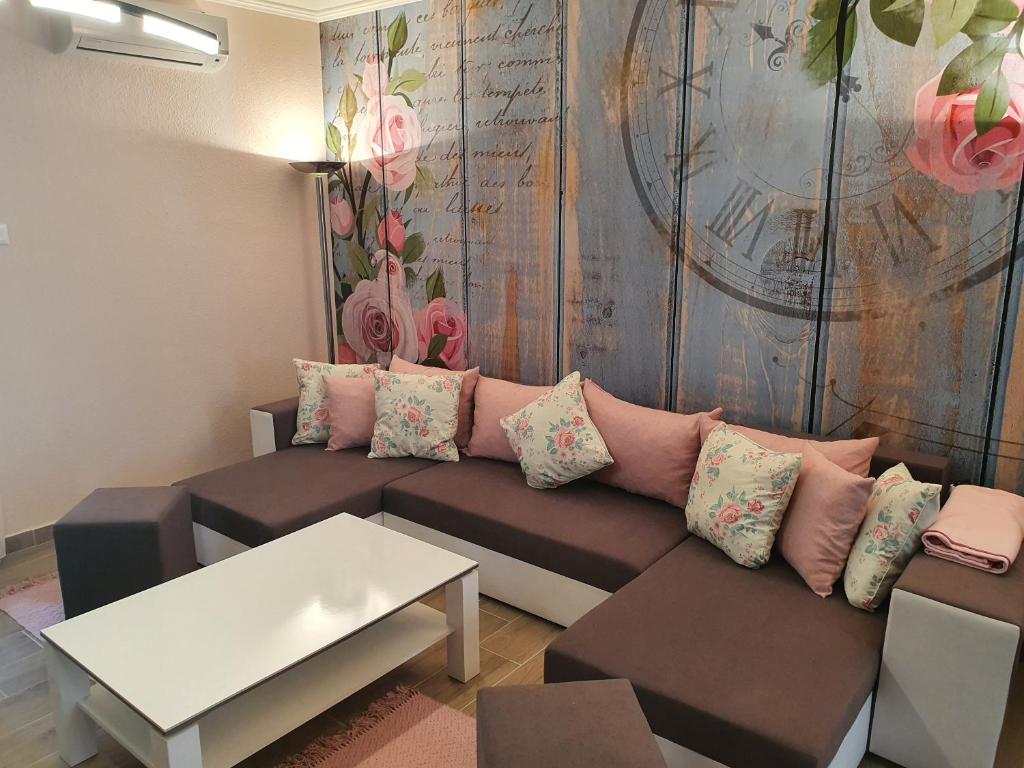 赫维兹Flower Apartment的客厅配有沙发和桌子