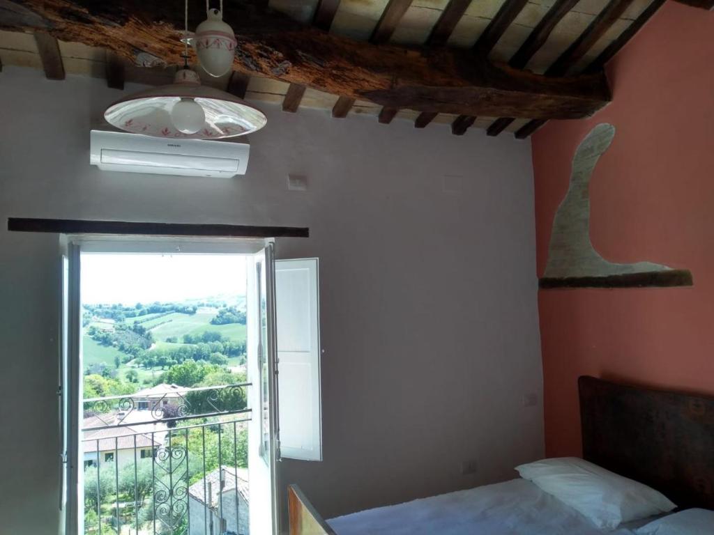科里纳尔多nonna Ledi centro storico的一间卧室设有一张床和一个美景窗户。