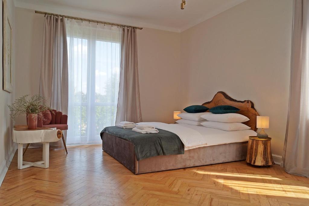 皮什Apartament Pisz Centrum 7的一间卧室设有一张床和一个大窗户