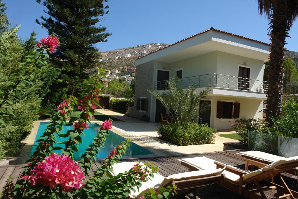 萨罗尼扎Villa Saronida的一座带游泳池和房子的别墅