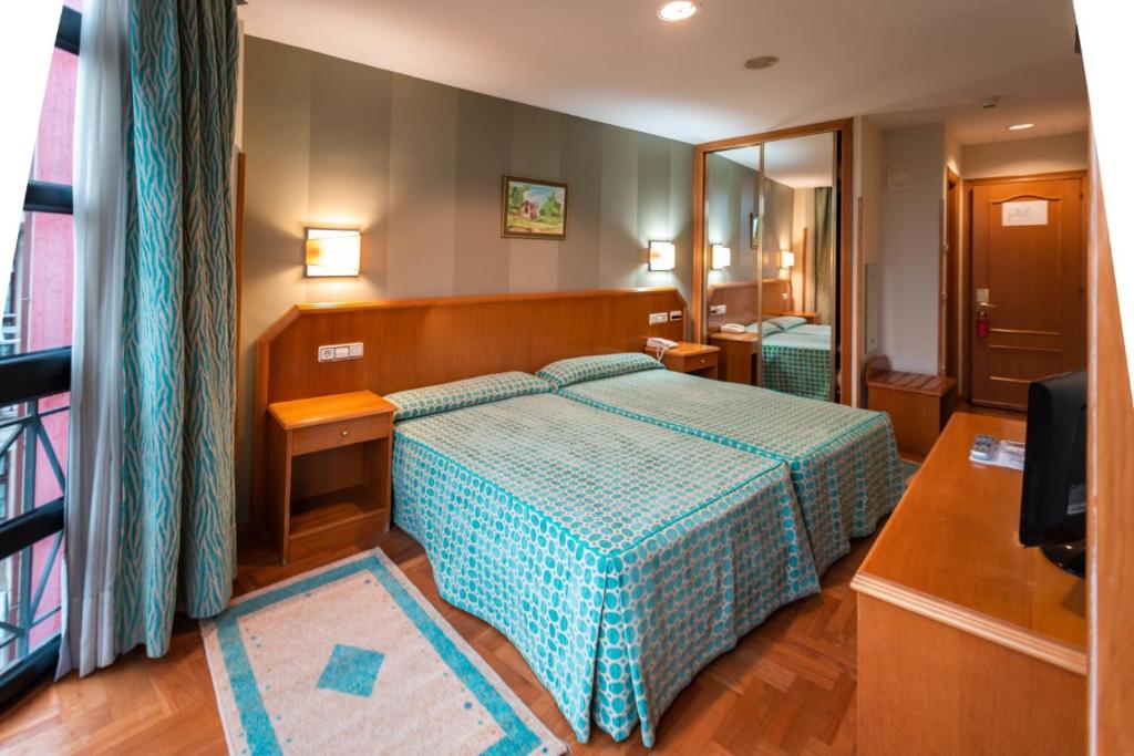 奥维多奥斯特瑞酒店的一间酒店客房 - 带一张床和一间浴室